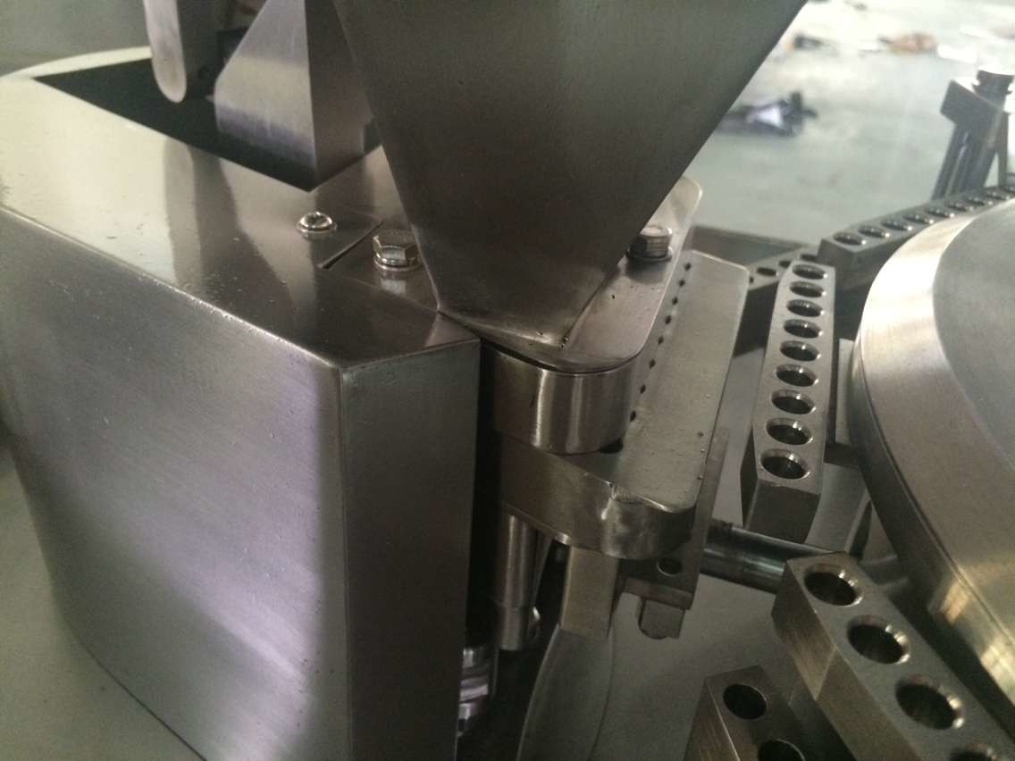 High Accuracy Compact Automatic Capsule Filling Machine For Pill , Pellet Granule